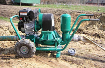 диафрагменная мотопомпа на объекте